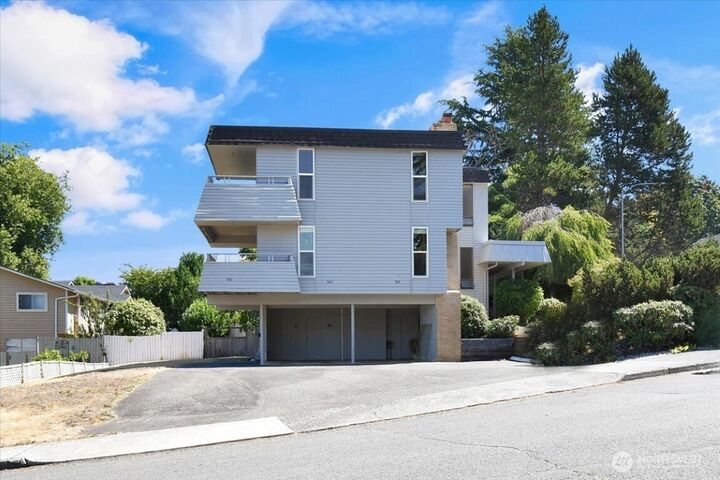 Property Photo: 565 Elm Way WA 98020