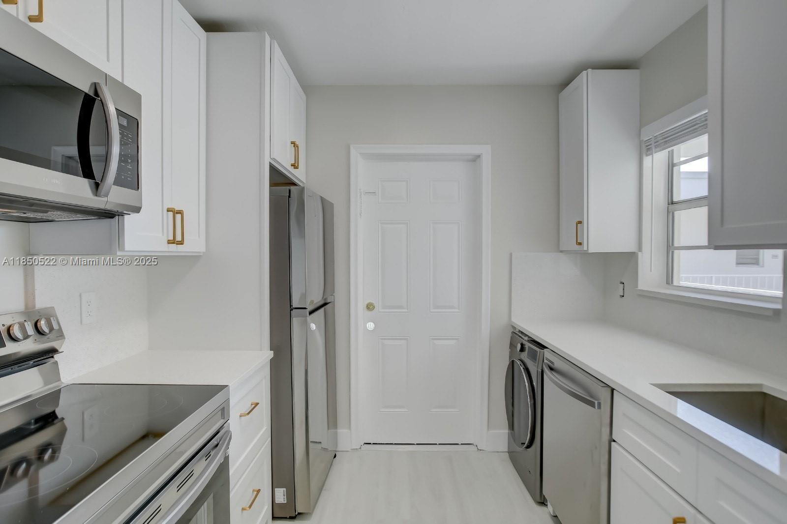 Property Photo: 1720 Cleveland St 212W FL 33020