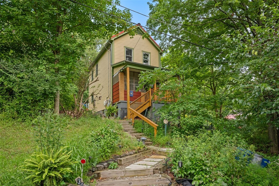 Property Photo: 300 Eddington St PA 15207