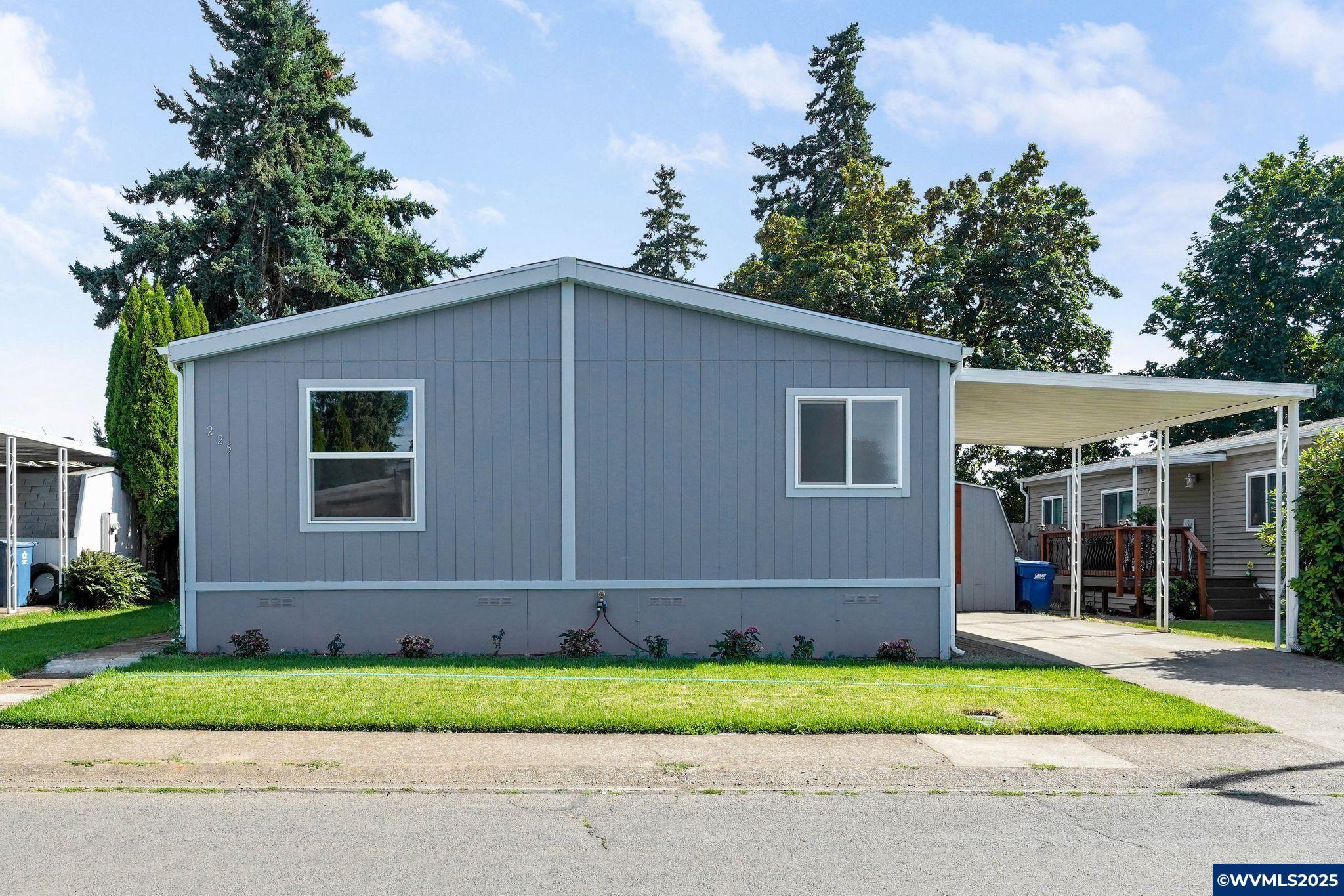 Property Photo: 225 Evergreen Dr OR 97325