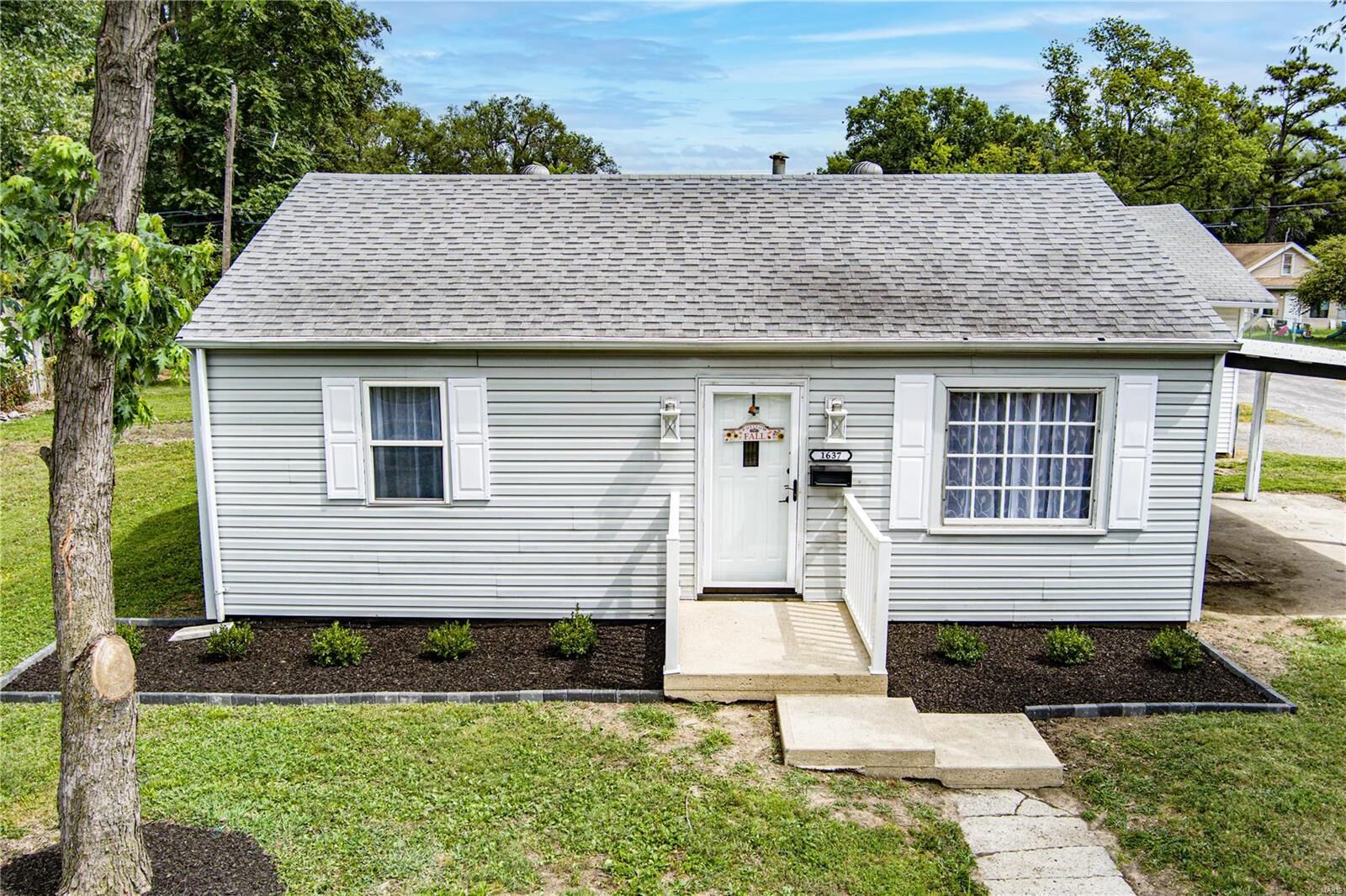 Property Photo:  1637 Courtney Boulevard  IL 62040 