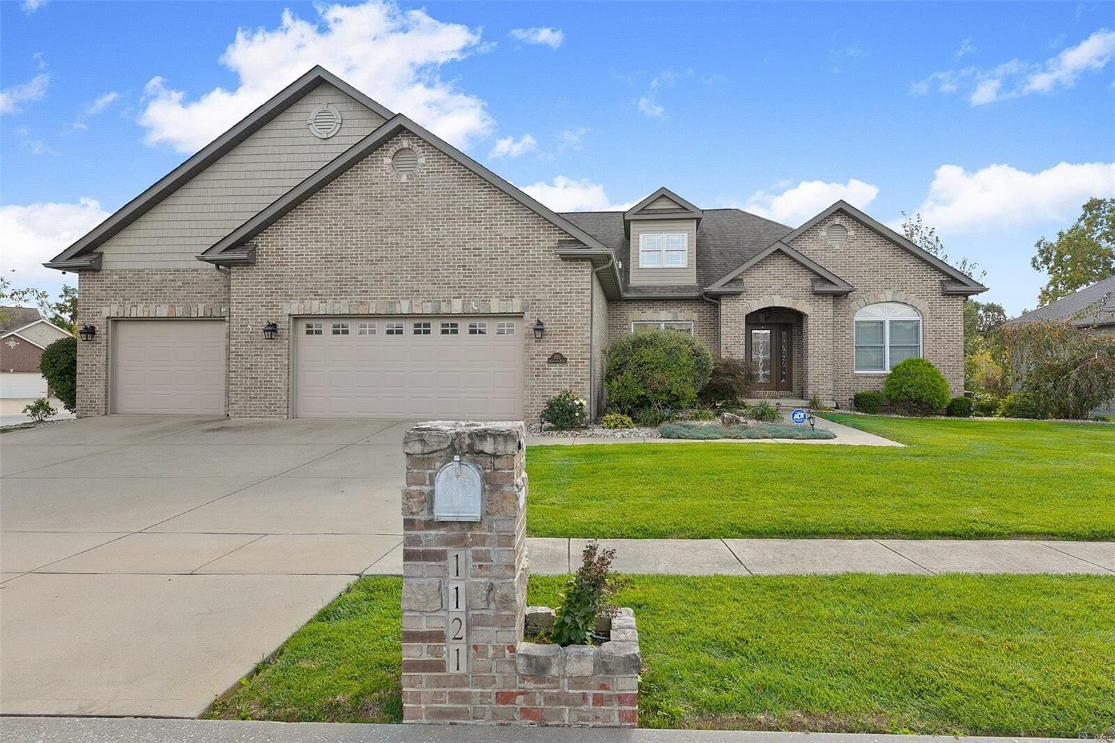 Property Photo:  1121 Hightower Place Drive  IL 62269 