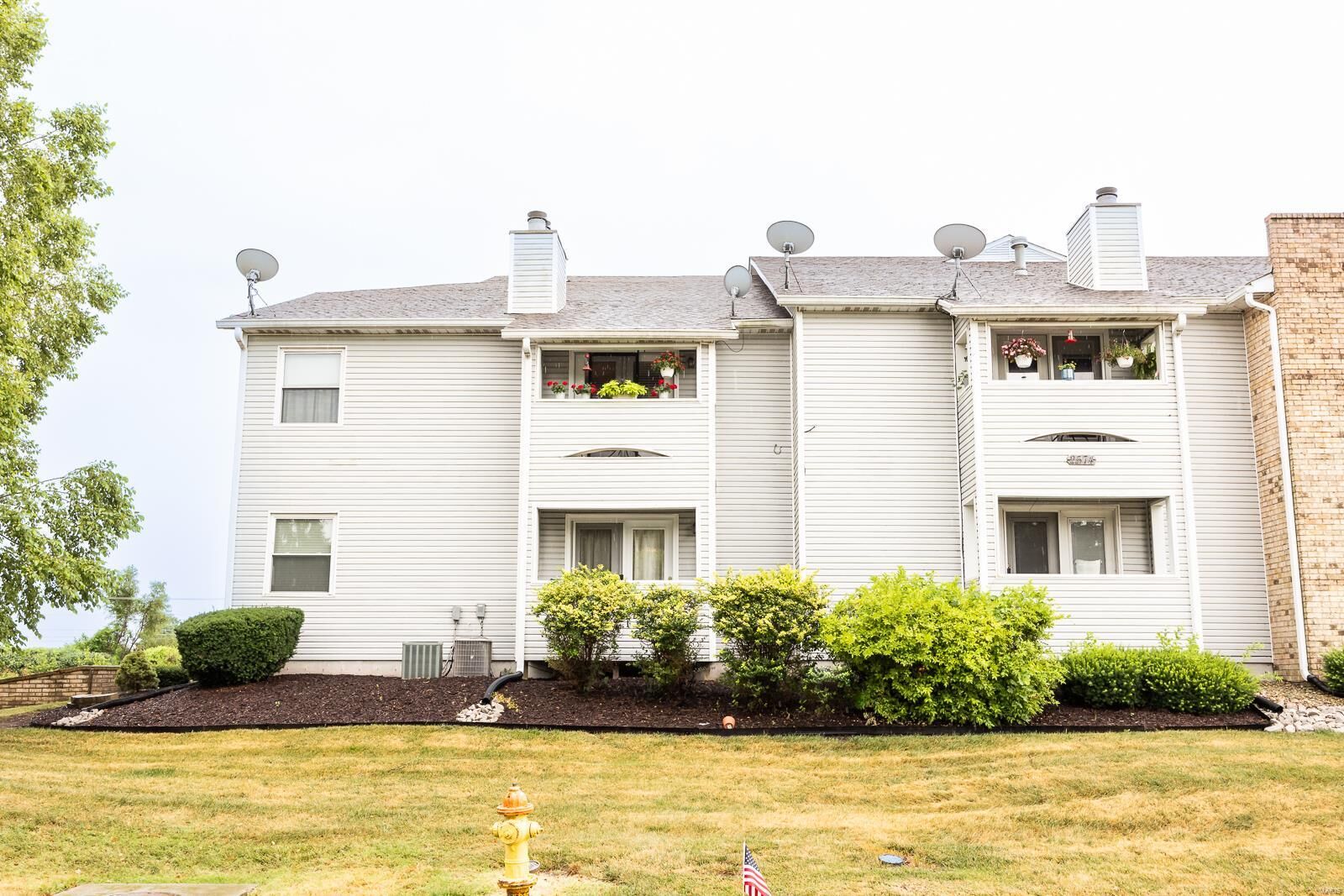 Property Photo: 2574 Parkview Drive 2 IL 62040