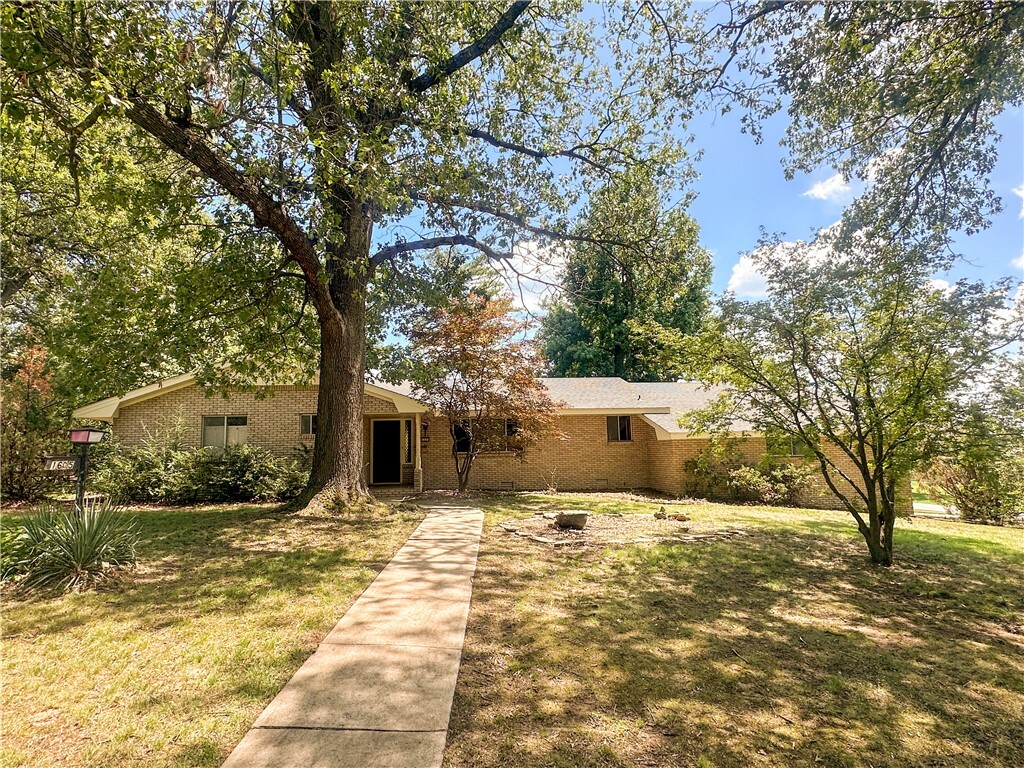 Property Photo:  1605 Arapaho Avenue  AR 72764 