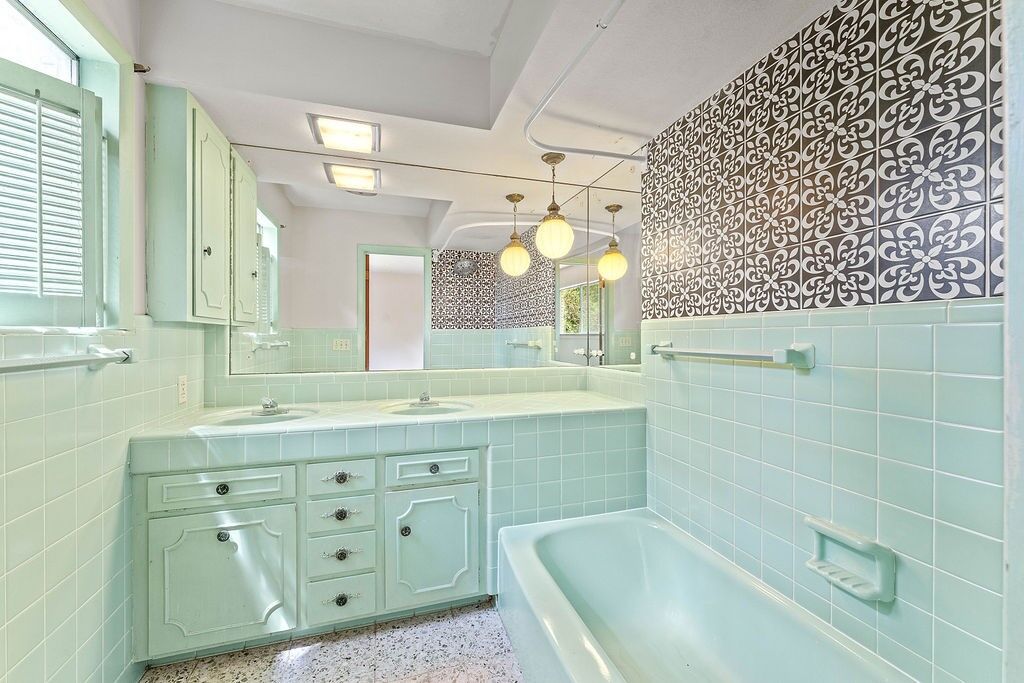 Property Photo:  1605 Arapaho Avenue  AR 72764 