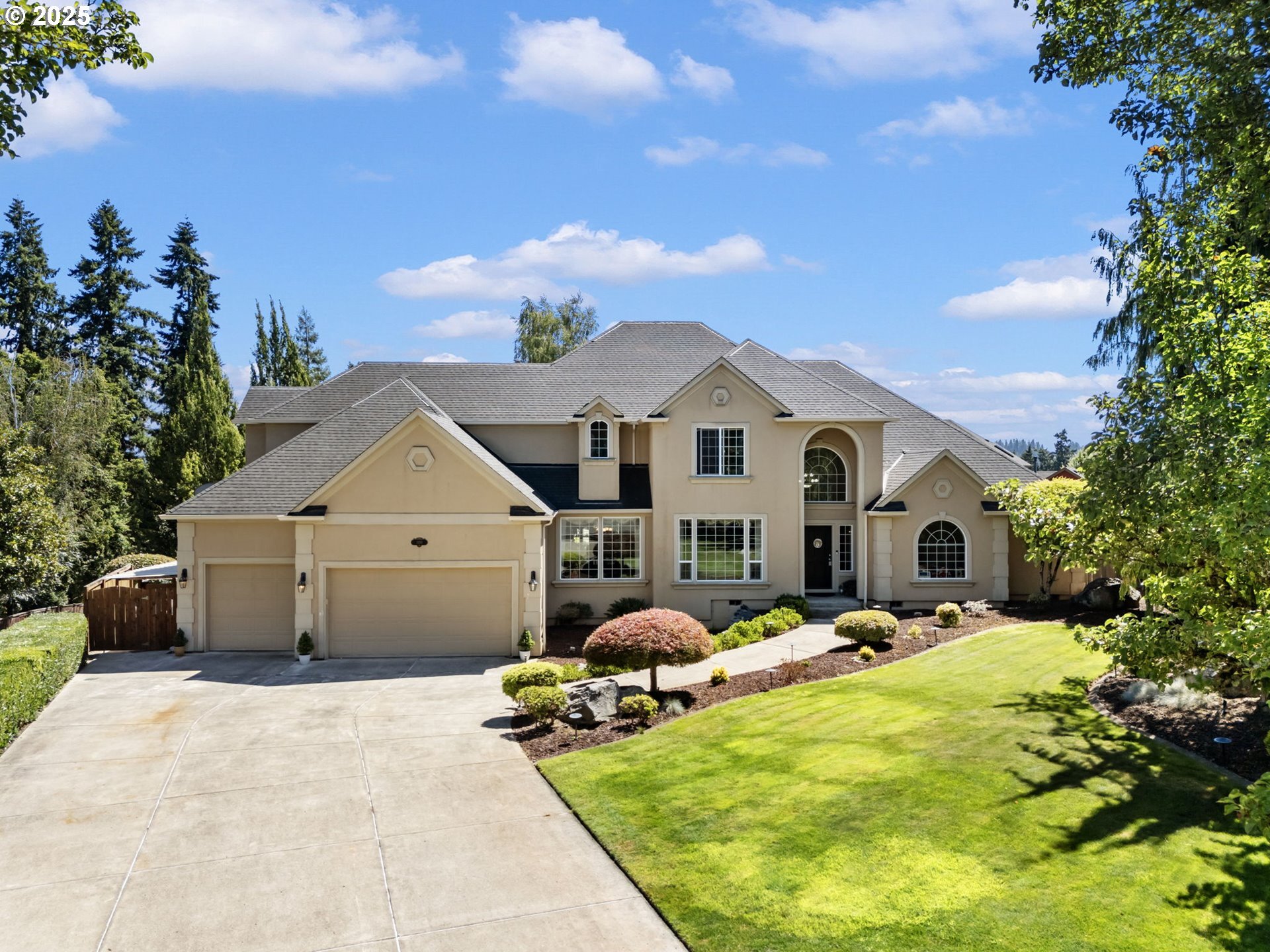 Property Photo: 1350 E 14th Cir WA 98629