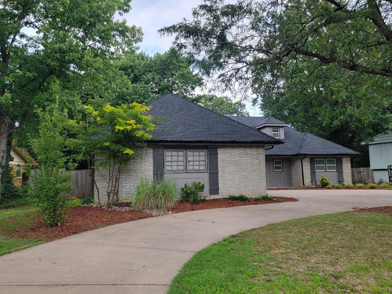 Property Photo: 720 N Stratford Ln KS 67206