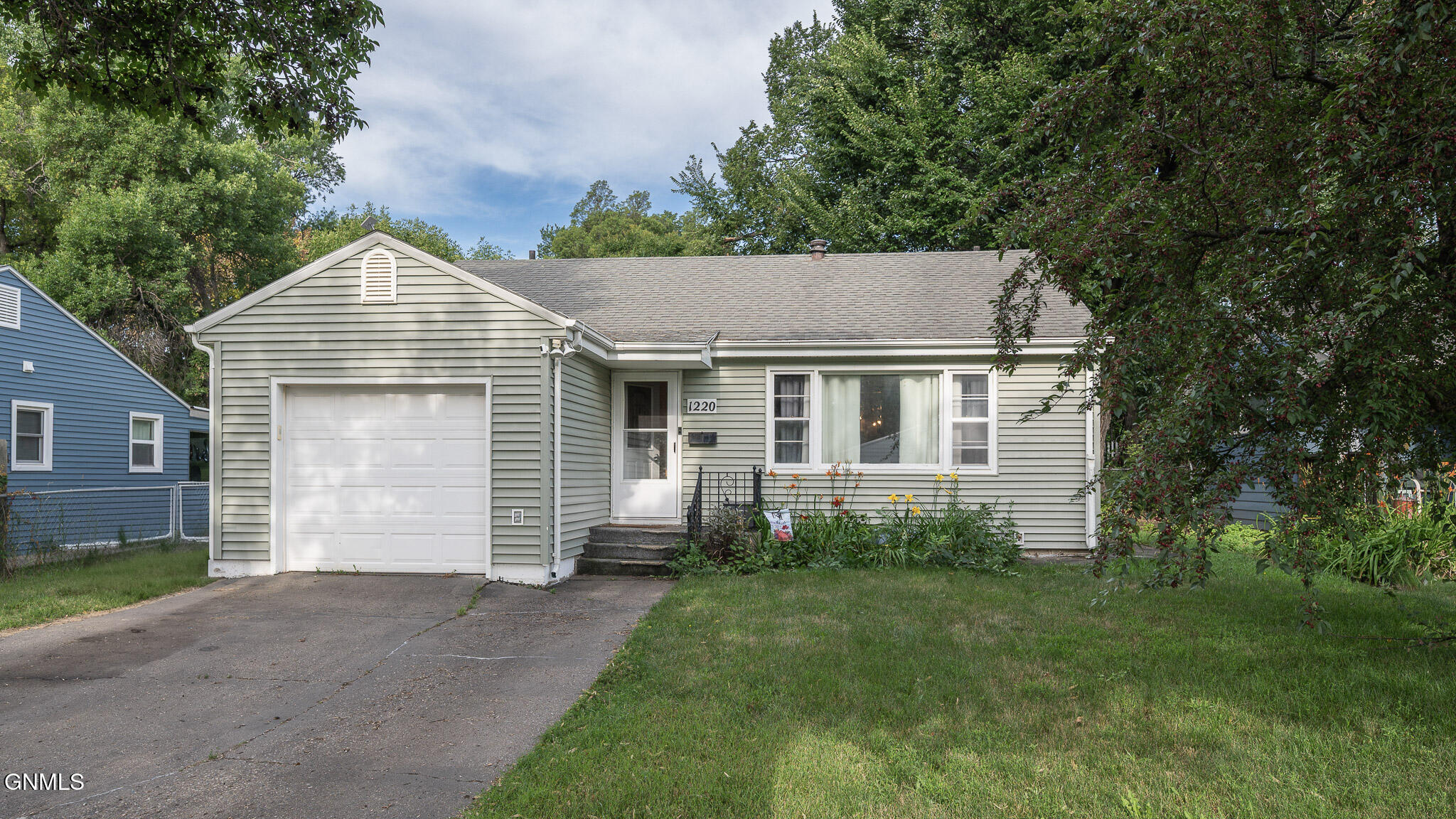 Property Photo: 1220 N 16th Street ND 58501