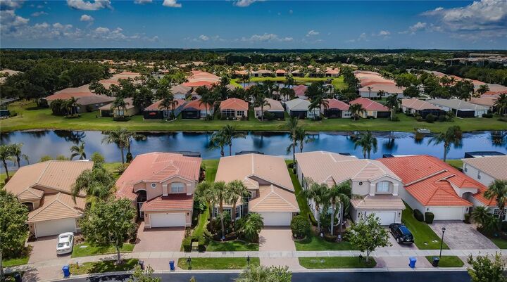 Property Photo:  4918 Sandy Brook Circle  FL 33598 