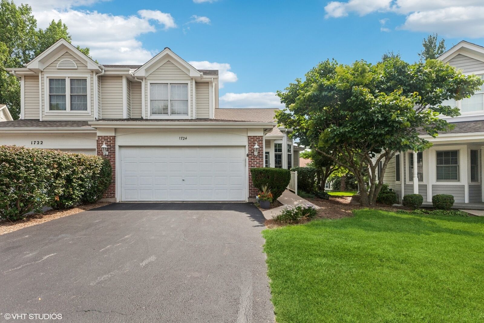 Property Photo: 1724 Waverly Circle IL 60174