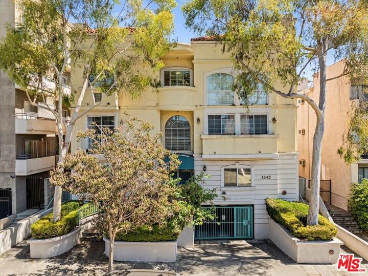 Property Photo:  1342 N Sierra Bonita Avenue 102  CA 90046