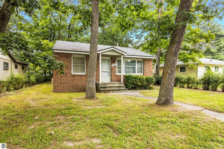 Property Photo:  1609 E Eighth Street  MI 49686 