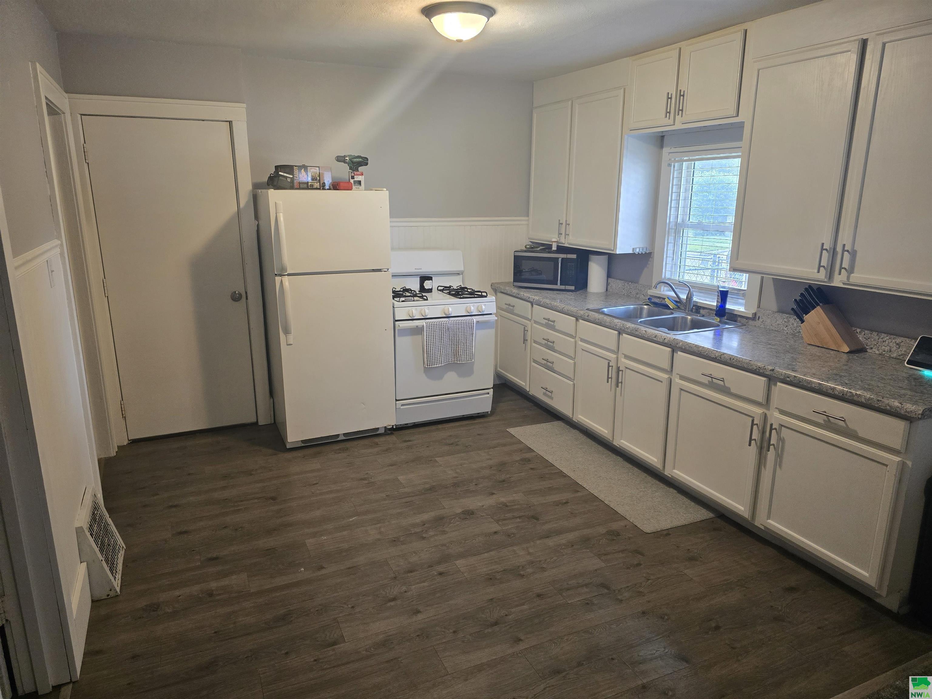 Property Photo: 2137 Dewey St IA 51109