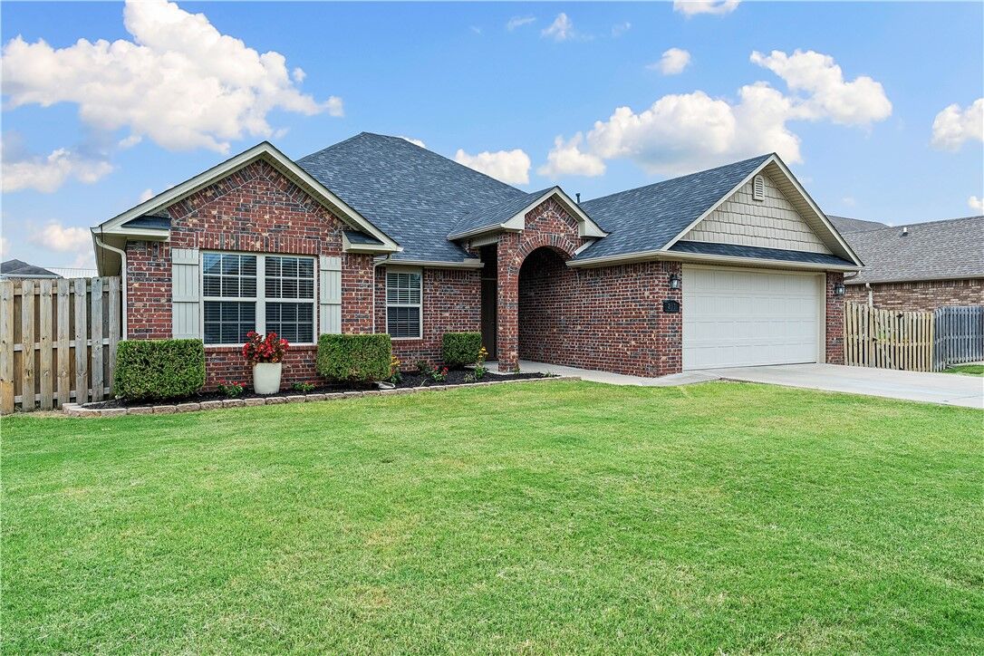 Property Photo:  201 Sussex Avenue  AR 72745 