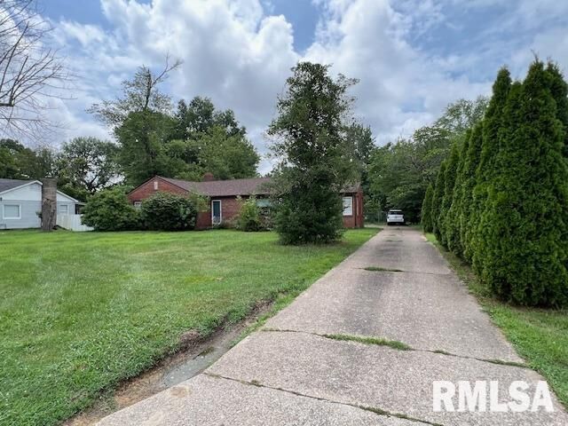 Property Photo:  1403 W Hendrickson Street  IL 62959 