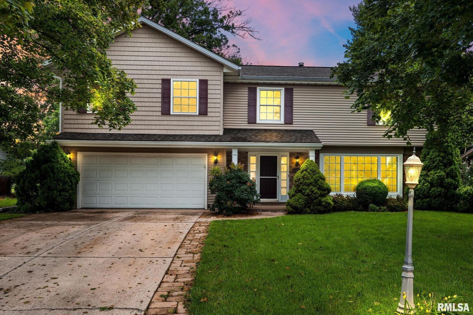 Property Photo: 1021 E Madison Street IL 61550