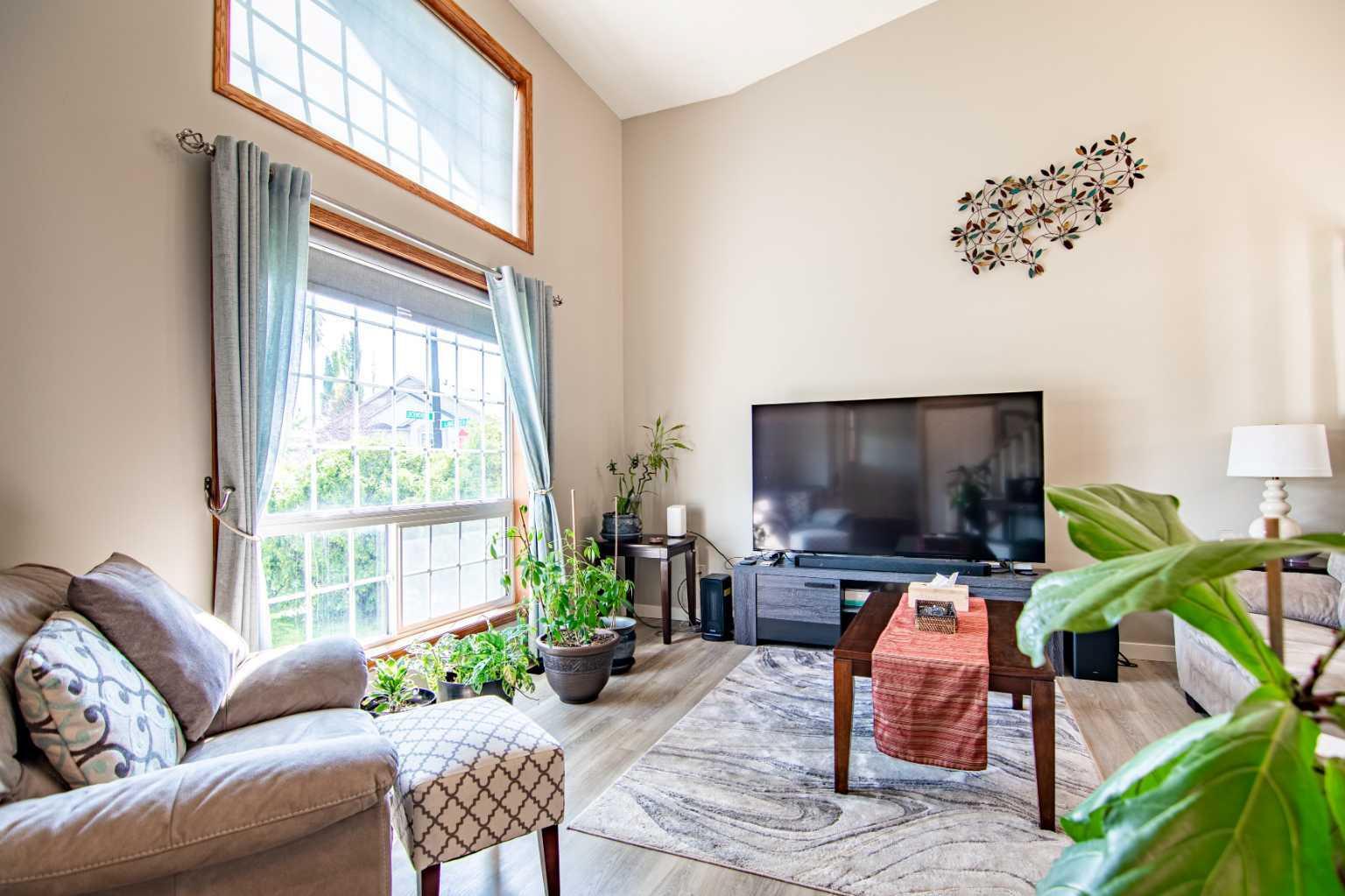 Property Photo:  12 Lockwood Avenue  AB T4R 2R4 