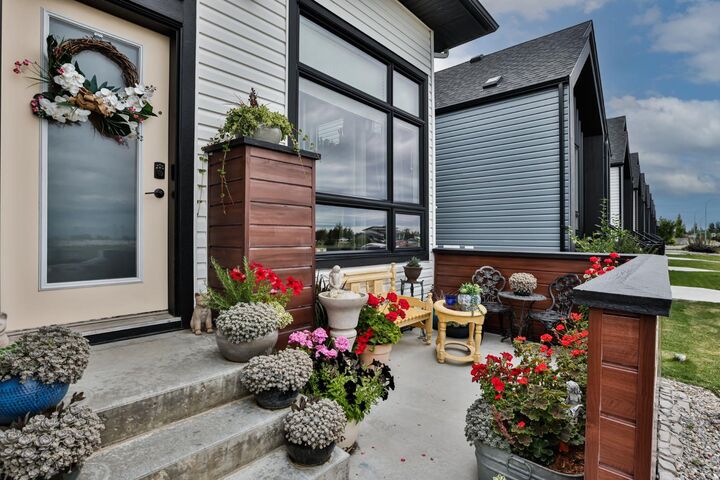 Property Photo:  330 Uplands Boulevard N  AB T1H 7C7 