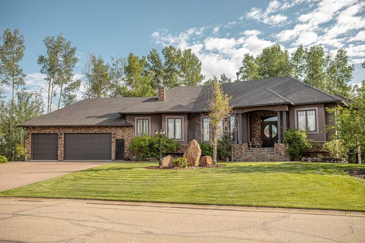 13 Chinook Crescent — photo 1