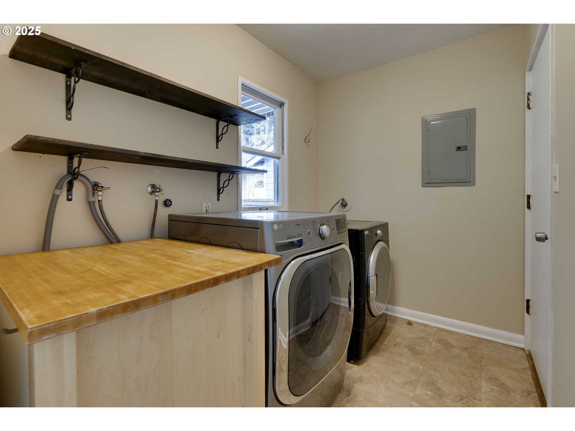 Property Photo:  8553 N Tioga Ave  OR 97203 