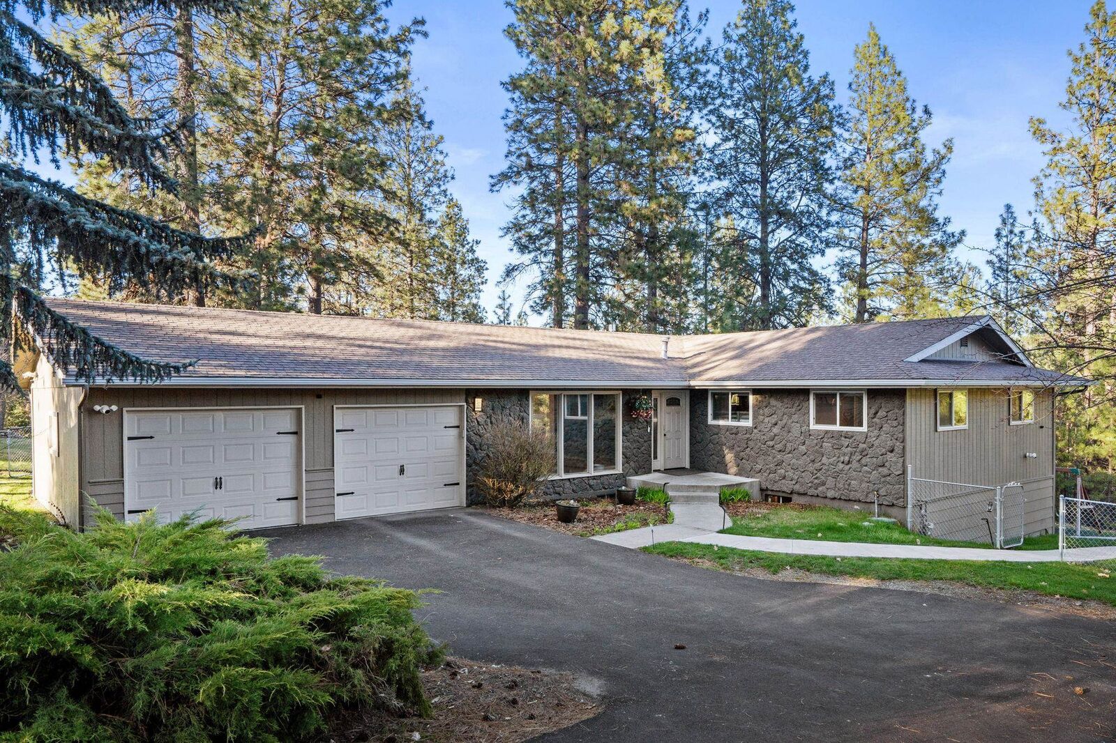Property Photo: 12327 E Sioux Cir WA 99206