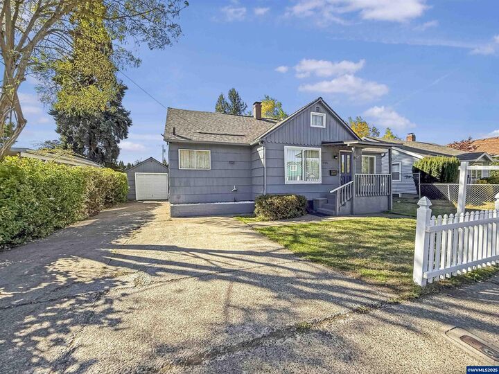 Property Photo:  575 25th St SE  OR 97301 