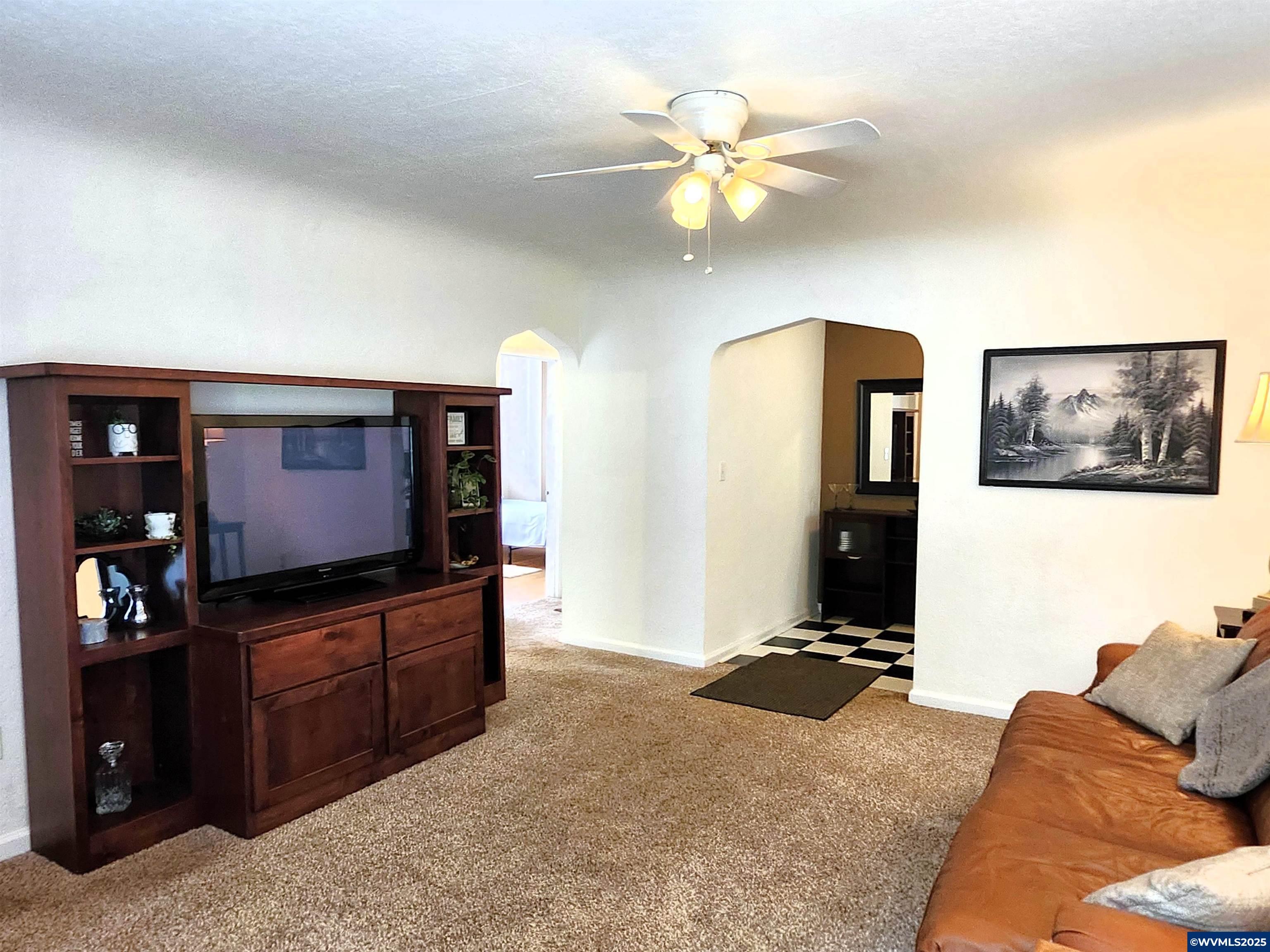Property Photo:  1175 19th St NE  OR 97301 