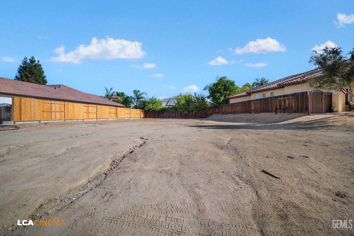 Property Photo: 14906 Colonia De Las Rosas CA 93306