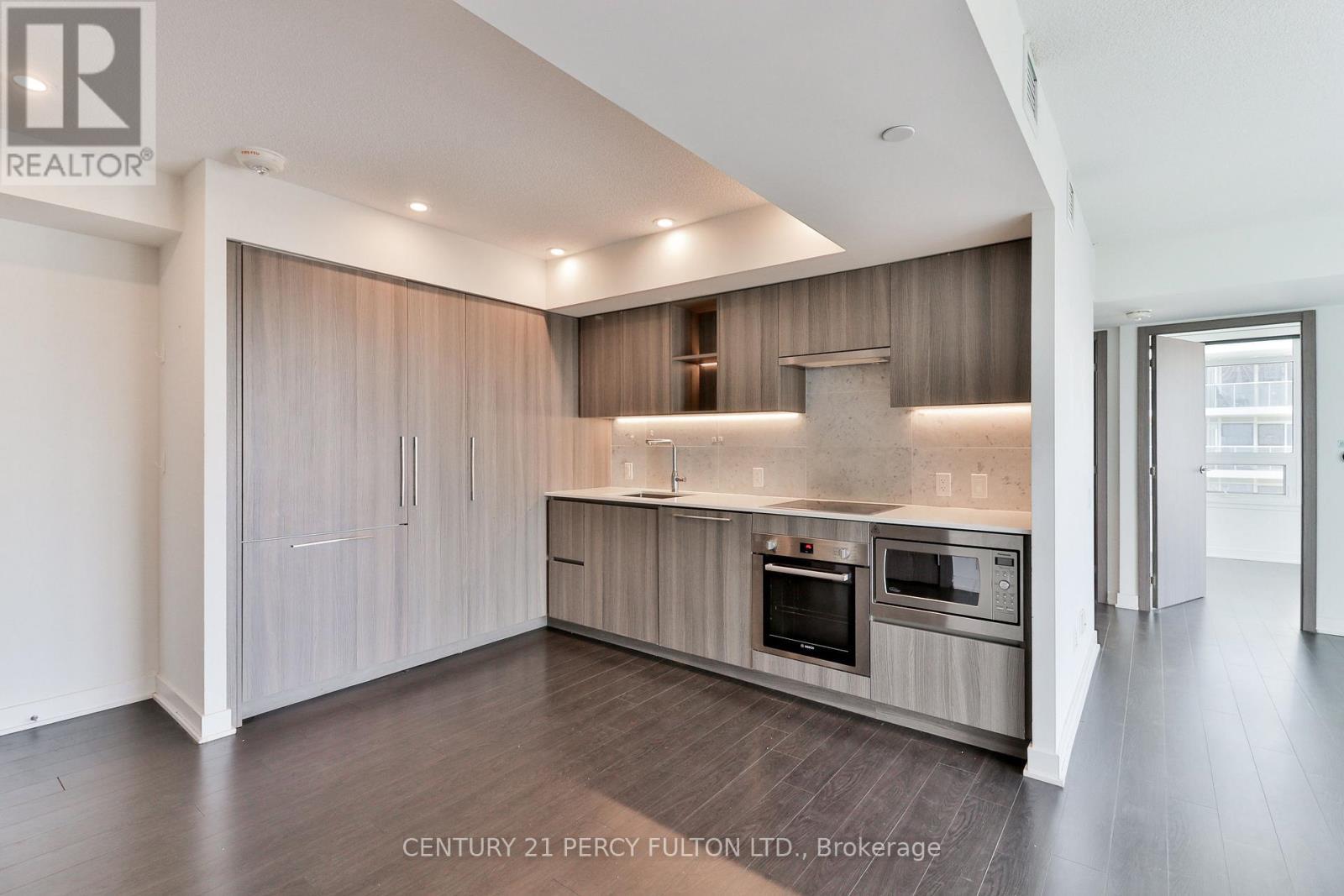 Property Photo: 19 Bathurst Street 1811 ON M5V 0N2
