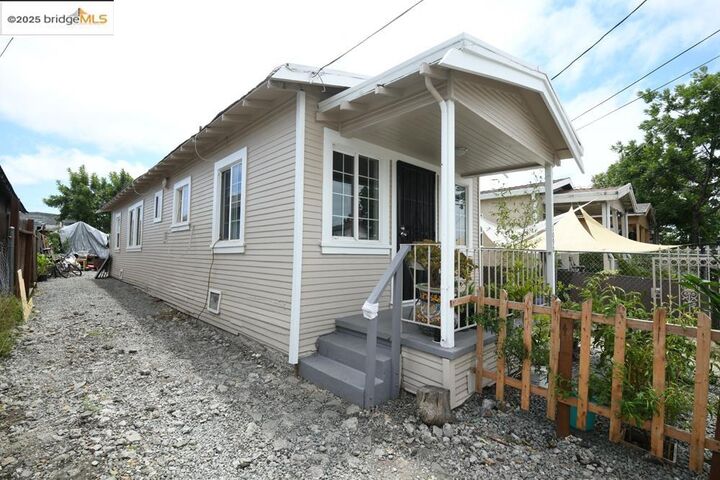 Property Photo:  1090 70th Ave  CA 94621 