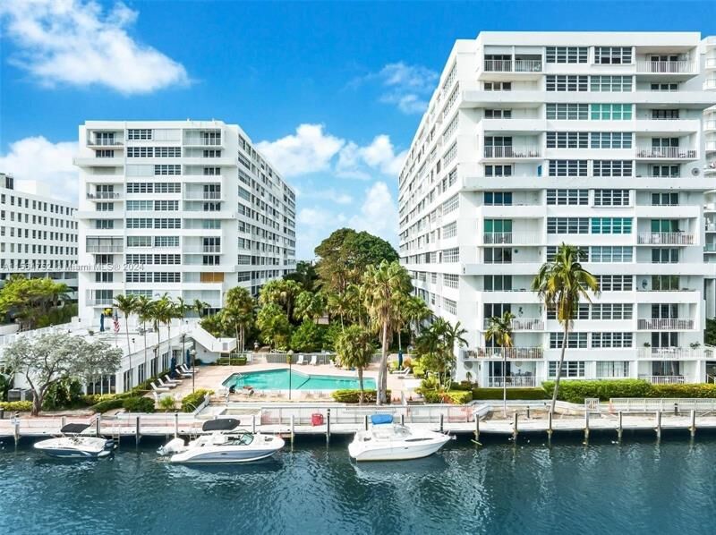 Property Photo: 1160 N Federal Hwy 1118 FL 33304