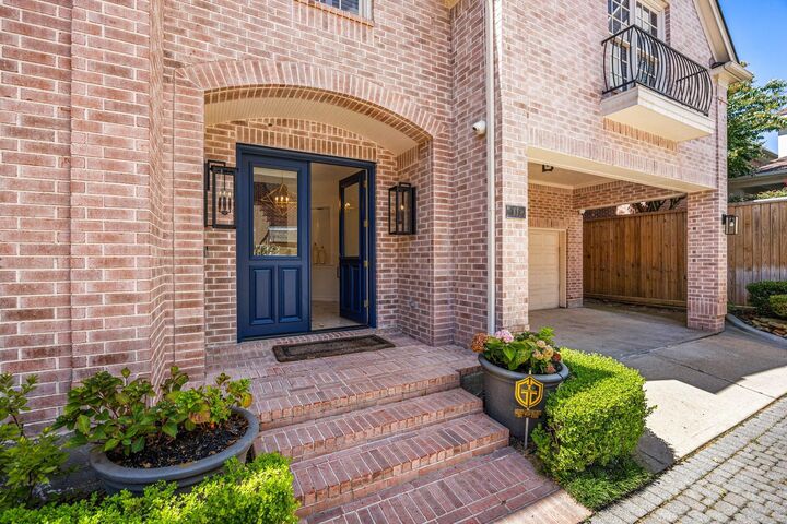 Property Photo:  111 N Wynden Estates Court  TX 77056 