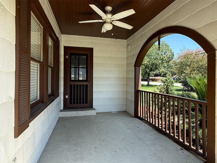 Property Photo:  918 N Meyer St  TX 77474 