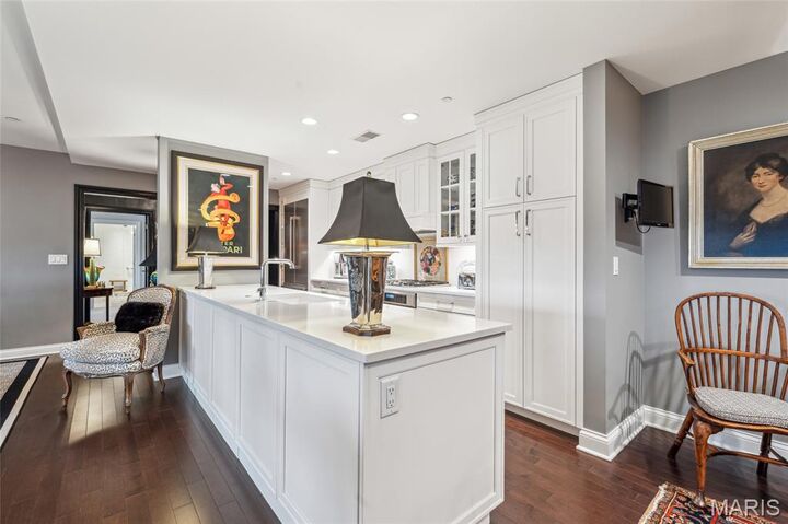 232 N Kingshighway Boulevard 906  St Louis MO 63108 photo