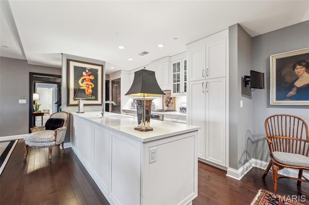 Property Photo:  232 N Kingshighway Boulevard 906  MO 63108 