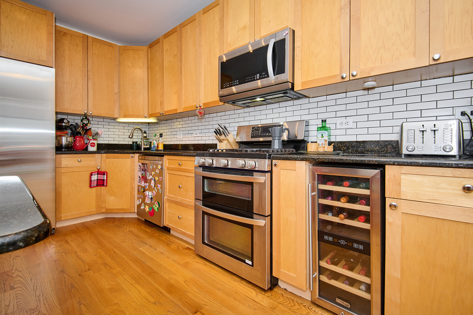 Property Photo: 6558 N Washtenaw Avenue 2 IL 60645