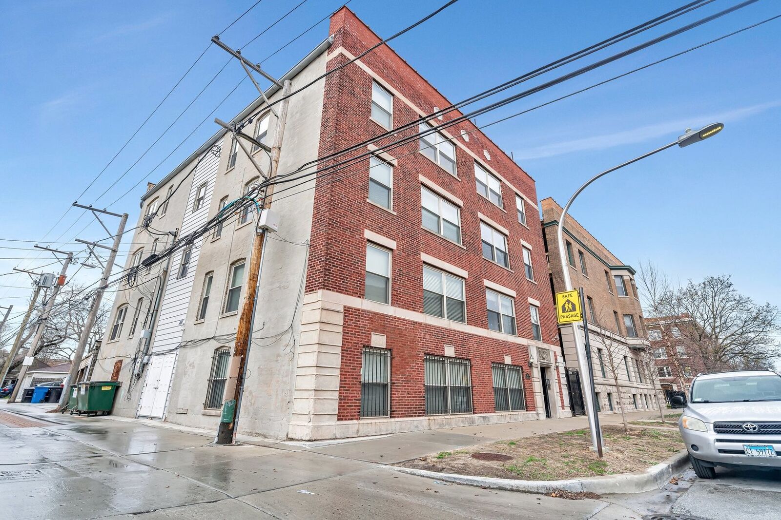 Property Photo: 1410 W Sunnyside Avenue 1S IL 60640