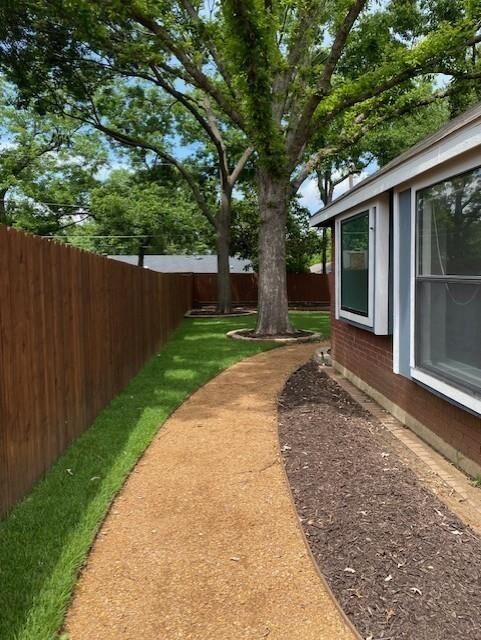 Property Photo: 1908 Rose Court TX 76051