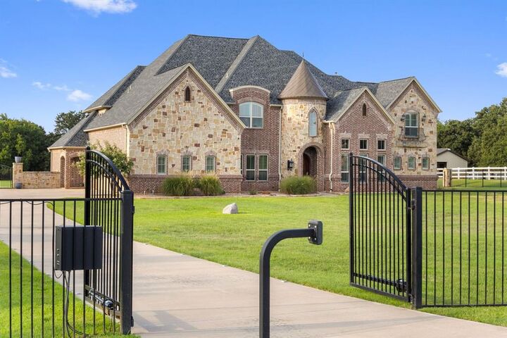 Property Photo:  1311 Appaloosa Circle  TX 76226 