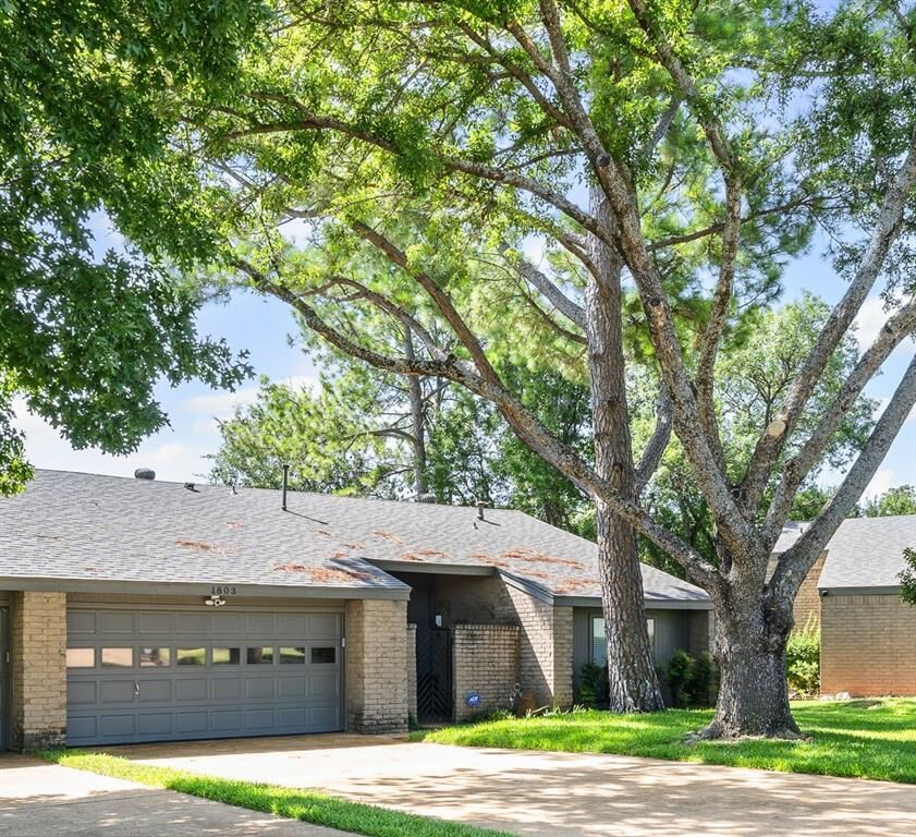 Property Photo: 1803 Eastwood Court TX 75050