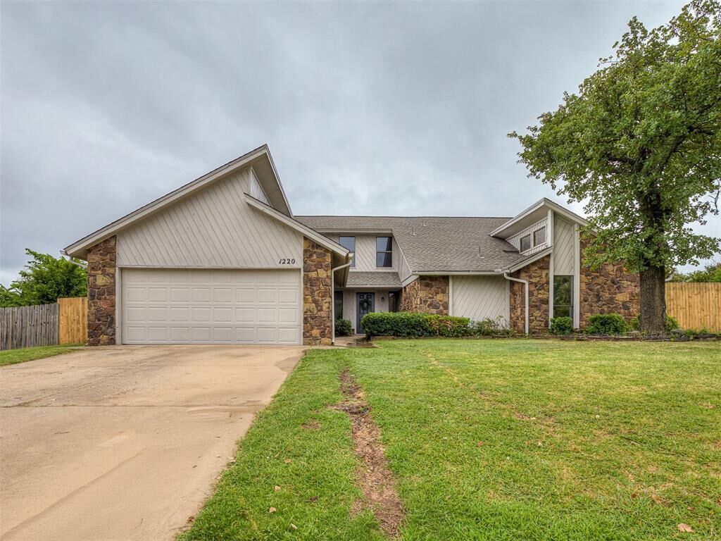 Property Photo: 1220 Kingston Court OK 73034