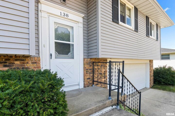 Property Photo: 138 E Oakwood Street IL 61550