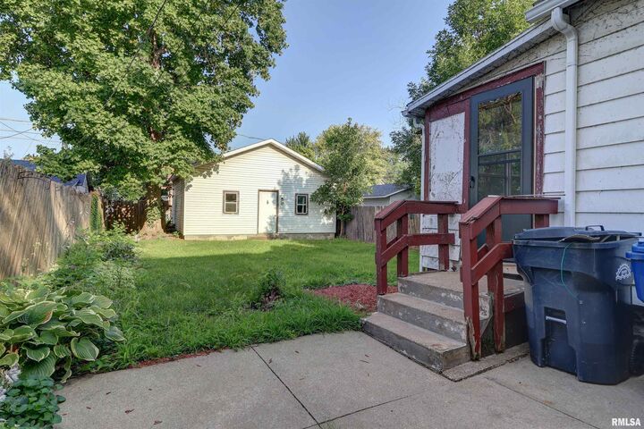 Property Photo: 704 N 3rd Street IA 52732