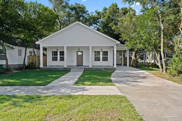 Property Photo: 206 W Winthrop Ave FL 32507