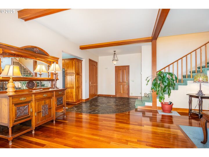 Property Photo: 1055 NW Estate Dr OR 97376