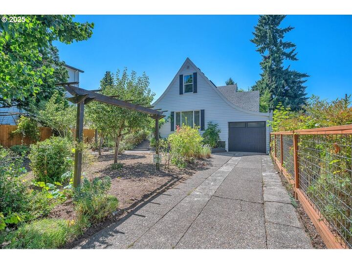 Property Photo: 5264 N Amherst St OR 97203