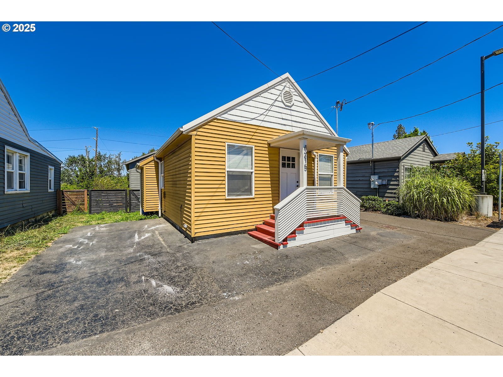 Property Photo:  4215 NE Highland Ct  OR 97218 