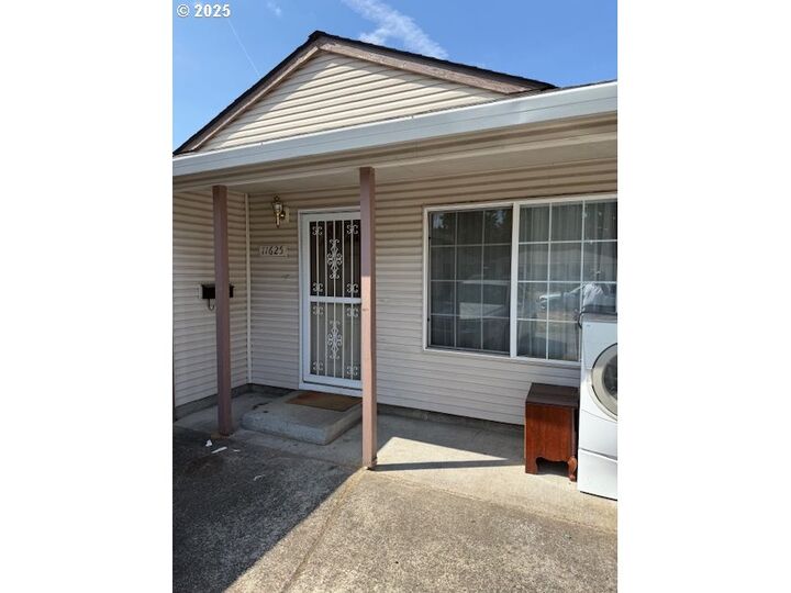 Property Photo: 11625 SE Washington St OR 97216
