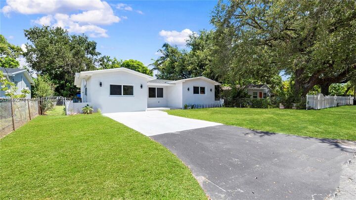 Property Photo:  255 NE 164th St  FL 33162 