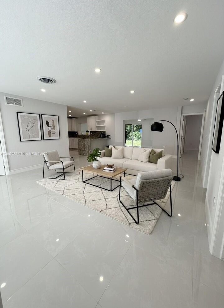 Property Photo:  255 NE 164th St  FL 33162 